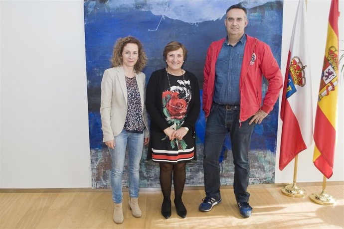 La consejera de Sanidad con representantes del Ayuntamiento de Cabezón de la Sal