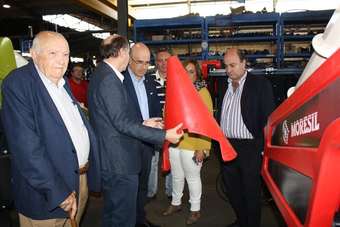 Carmona (centro), en la visita a la empresa