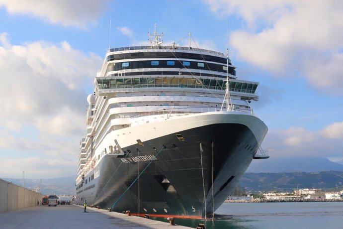 El buque atracado en el muelle exterior del puerto de Motril.