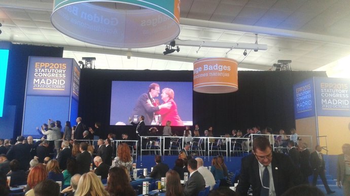 Rajoy y Merkel se abrazan en el Congreso del Partido Popular Europeo