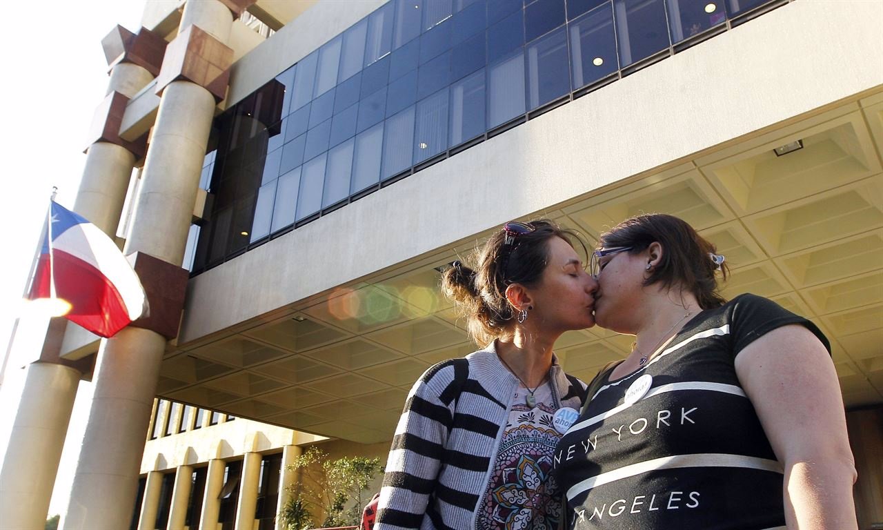 Chile celebra las primeras uniones entre personas del mismo sexo