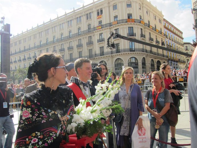 El alcalde, Pedro Santisteve particiapa en la ofrenda de flores