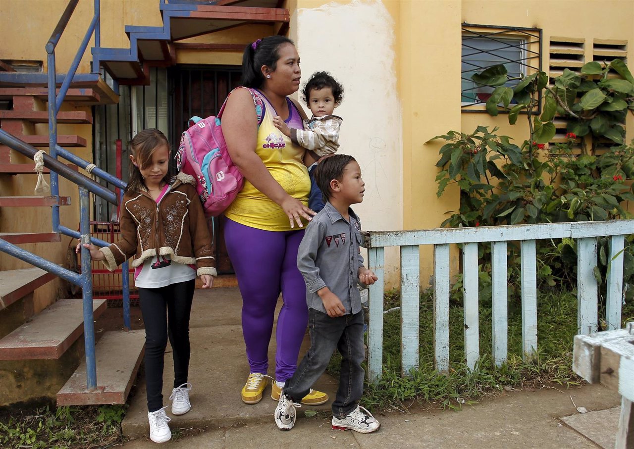 Una mujer costarricense con sus hijos