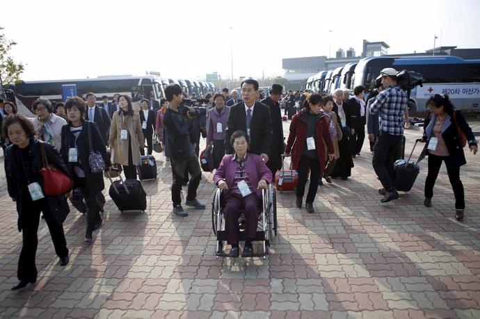 Participantes de Corea del Sur en la reunión de familias separadas por la guerra