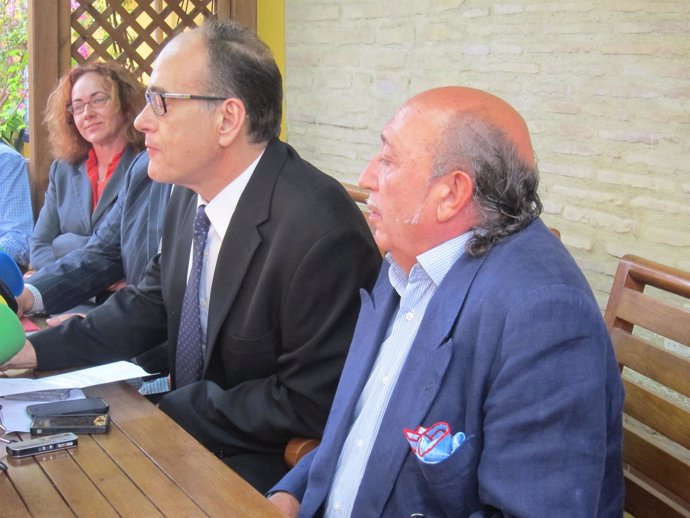 Francis Montesinos (dcha) junto a su abogado, Pedro Nácher