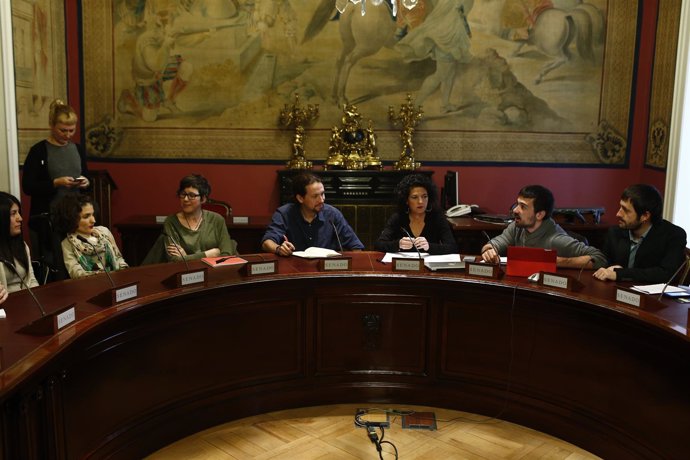 Pablo Iglesias se reúne con los senadores de Podemos en el Senado