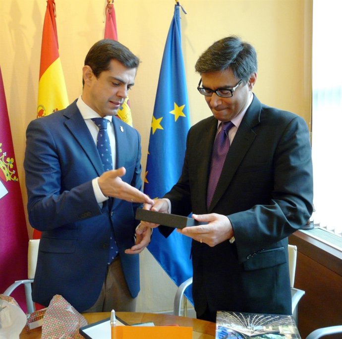 El alcalde con el embajador indio
