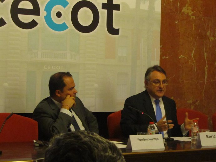 El presidente de Autcat, Paco Hoya, junto con el asesor fiscal de Cecot, E.Rius