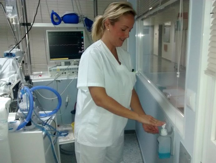 Una enfermera usa uno de los dispensadores del hospital