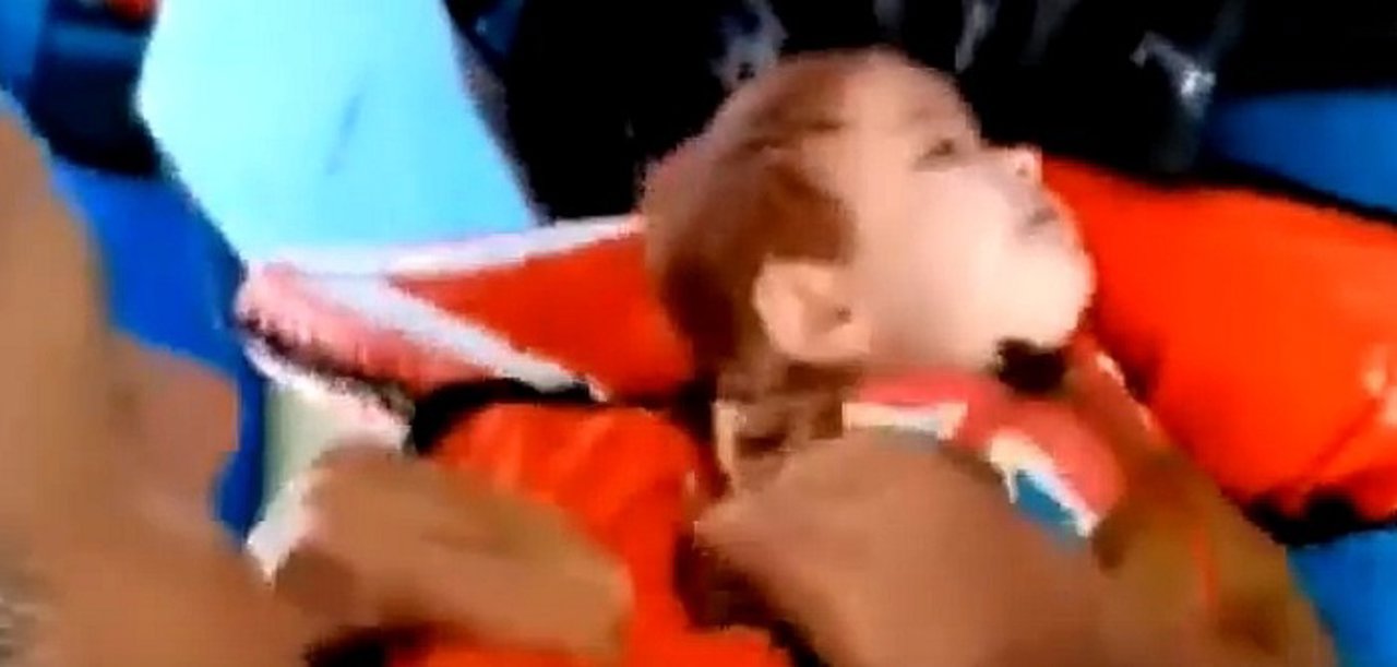 Niño rescatado por pescadores turcos en Egeo 