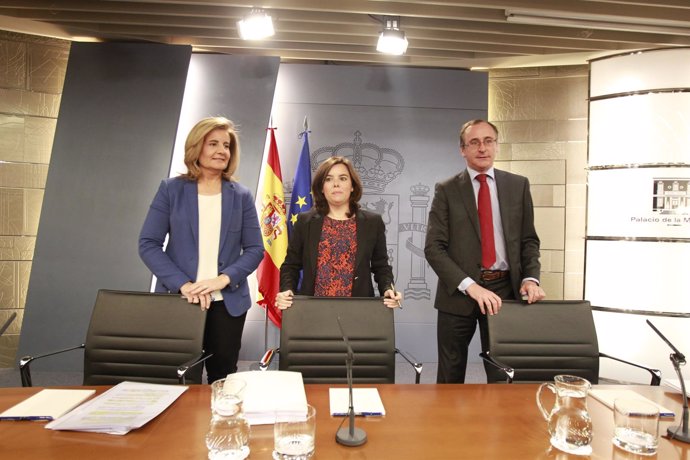 Fátima Báñez, Soraya Sáenz de Santamaría y Alfonso Alonso tras el Consejo