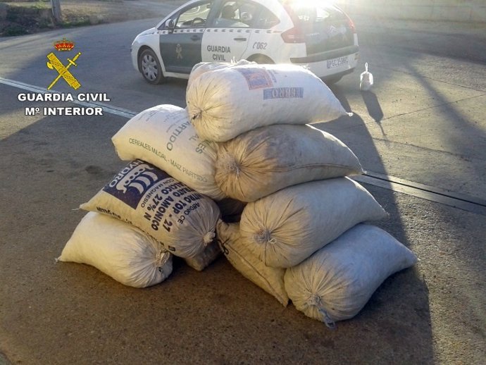 Sacos de almendras recuperados por la Guardia Civil