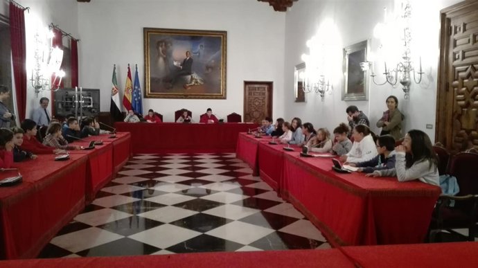 Pleno infantil en la Diputación de Cáceres