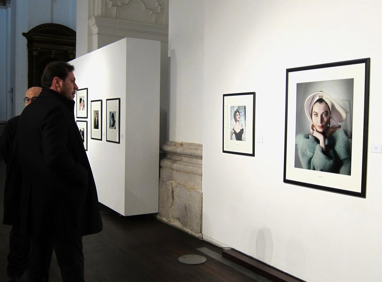 El alcalde, Óscar Puente, visita la exposición de Sam Lévin