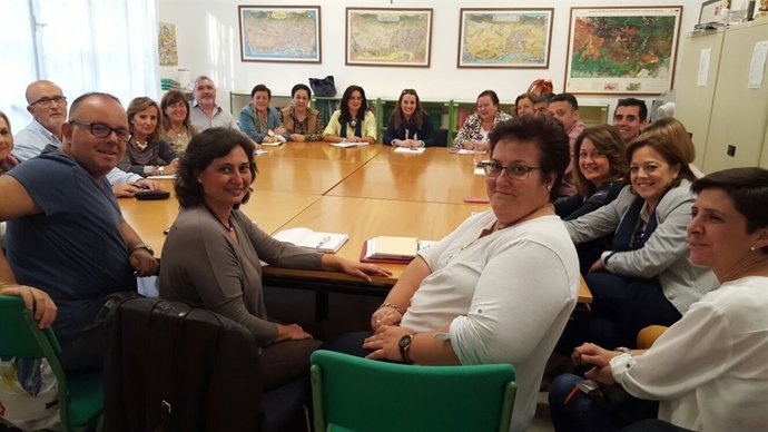 La delegada (al fondo), con los directores