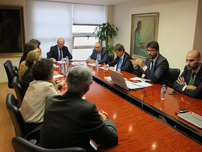 Hernández, con los respnsables de la Oficina de Congresos de Murcia