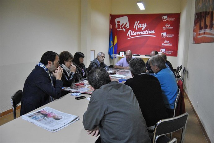 Gaspar Llamazares con ganaderos