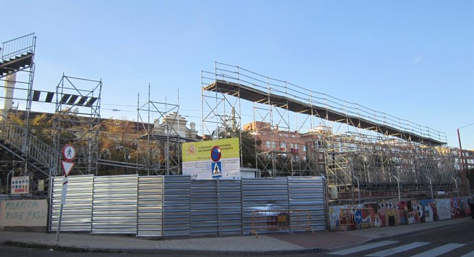 Construcción de la pasarela provisional sobre el paso a nivel de Pilarica