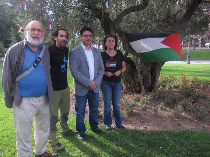 Pedro García en el olivo en reconocimiento al pueblo palestino