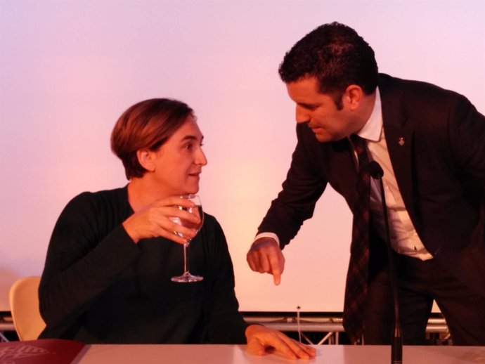La alcaldesa de Barcelona, Ada Colau, y el de Pineda Xavier Amor (Pte.FMC)
