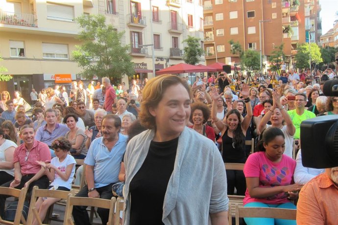 Ada Colau en un acto con ciudadanos