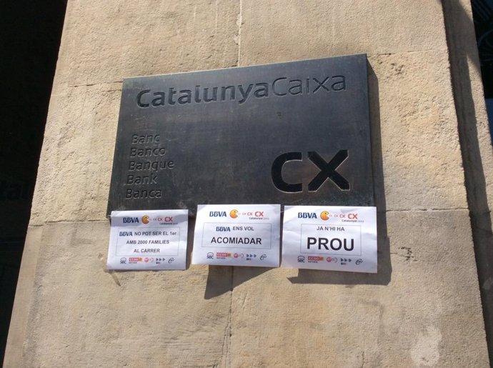 Carteles de protesta de trabajadores de CatalunyaCaixa contra el ERE