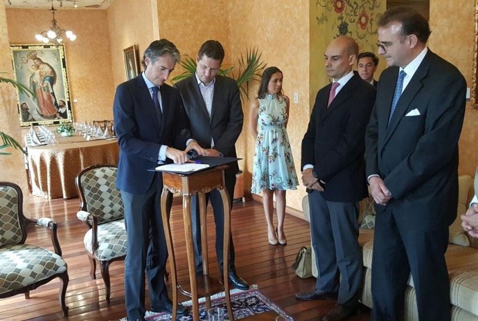 Firma del acuerdo con Quito