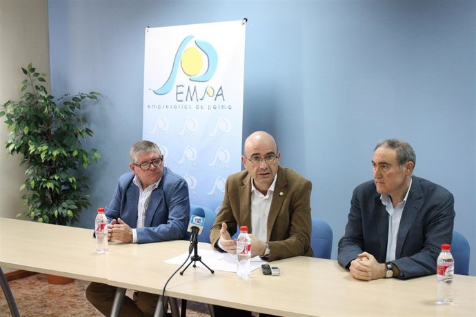 Carmona interviene, entre Utrera y Ruiz Almenara