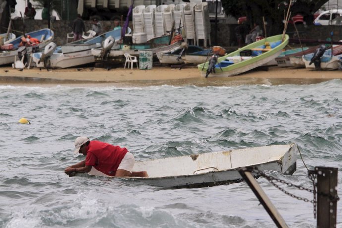 Un pescador de Acapulco se prepara para la llegada del huracán 'Patricia'