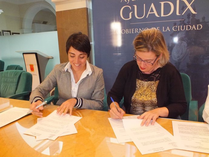 Firma del convenio entre la alcaldesa accitana y la delegada de Vivienda.