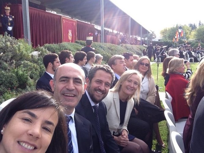 Diputados del PP juran bandera