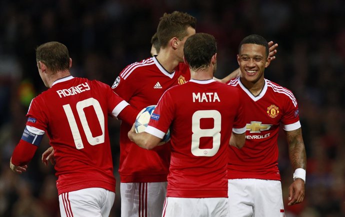Memphis Depay, Rooney y Mata, con el Manchester United