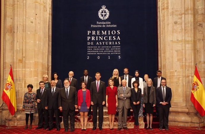 Los Reyes con los Premiados con el Premio Princesa de Asturias