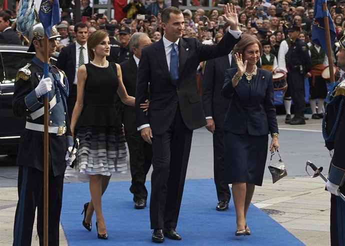 El Rey Felipe con sus Reinas, Letizia y Sofia en los Premios Princesa Asturias