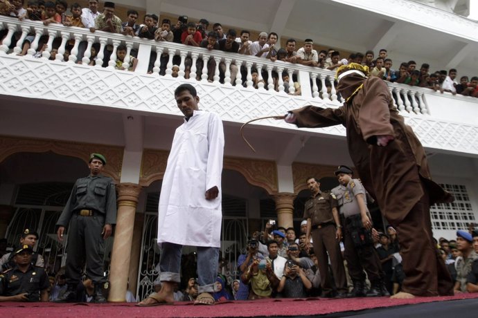 Un hombre recibe latigazos por practicar juegos de azar en Aceh, Indonesia