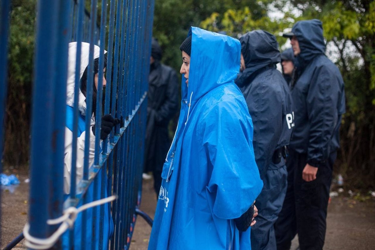 Una trabajadora de ACNUR atiende a refugiados en Bapska (Croacia)