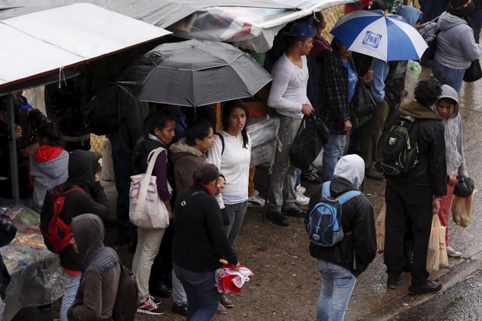 Mexicanos en un refugio de Guadalajara por el huracán 'Patricia'