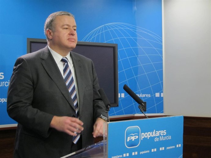 El consejero de Fomento, Francisco Bernabé en sede del PP