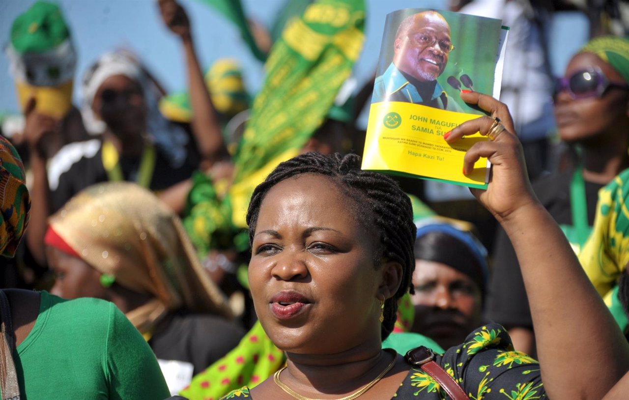A supporter of Tanzania's ruling Chama Cha Mapinduzi (CCM) presidential candidat
