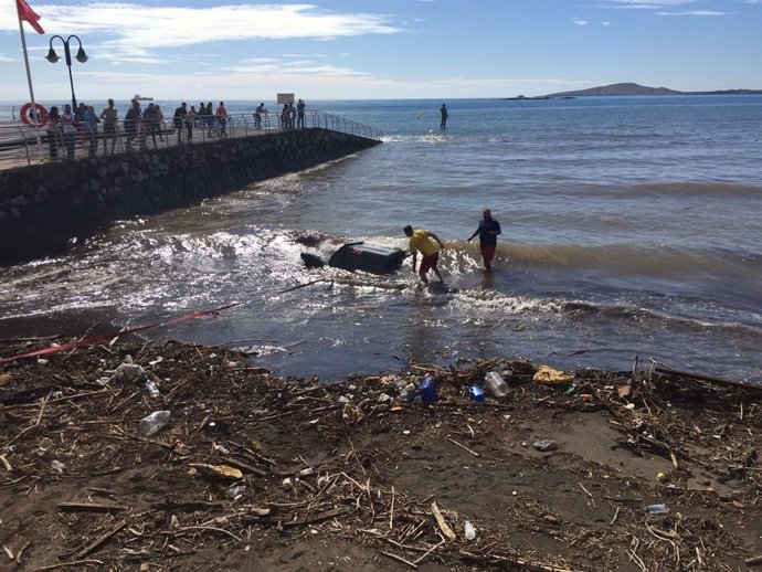 Tareas de limpieza en Melenara