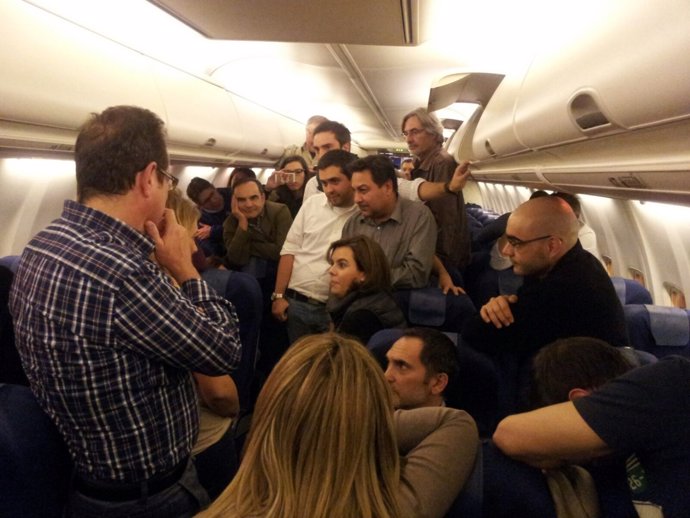 Sáenz de Santamaría charla con los periodistas en el avión a Afganistán