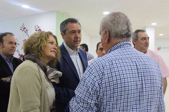 Visita del alcalde de Sevilla al centro social de Jardines del Edén