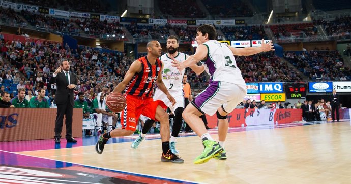 Adam Hanga jugando contra el Unicaja.