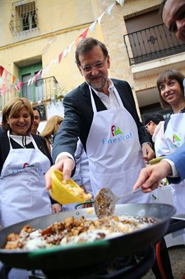 Mariano Rajoy cocina una paella junto a Isabel Bonig