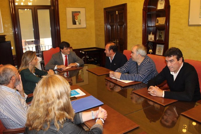 Reunión del alcalde de Huelva con vecinos de Tartessos