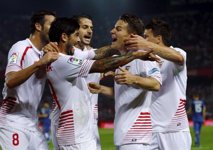 El Sevilla golea al Getafe y el Málaga respira ante un flojo Deportivo