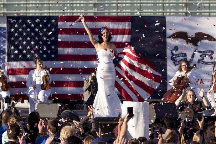 Katy Perry en acto de campaña de Hillary Clinton