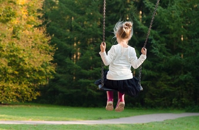 Niña en otoño, temperaturas, entretiempo, parque,