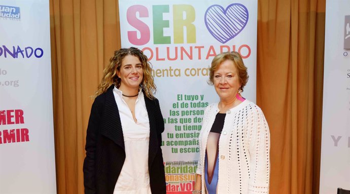 Ana Caballero con otra responsable del Área de Voluntariado de la Fundación