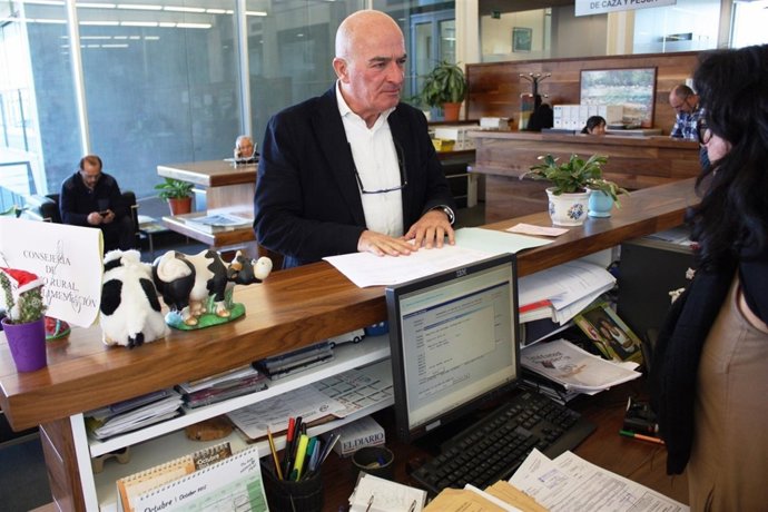 Luis Carlos Albalá registra una copia del protocolo contra la 'avispa asiática' 